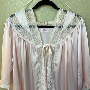 Vintage Pink full length dressing coat/robe with lace and tie ribbon detail